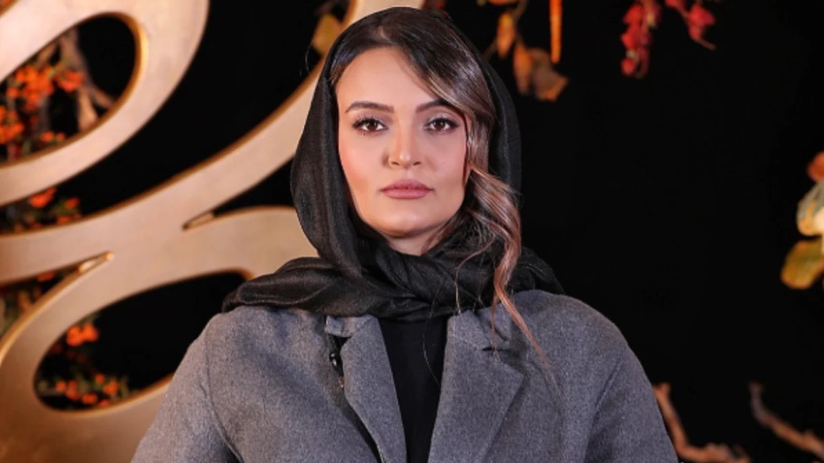 عکس جدید نیلوفر پارسا بازیگر سریال آوای باران در کافه‌ای رویایی