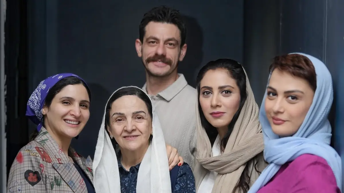 عکس از پشت صحنه نمایش کتابخانه نیمه شب با حضور چهرهها