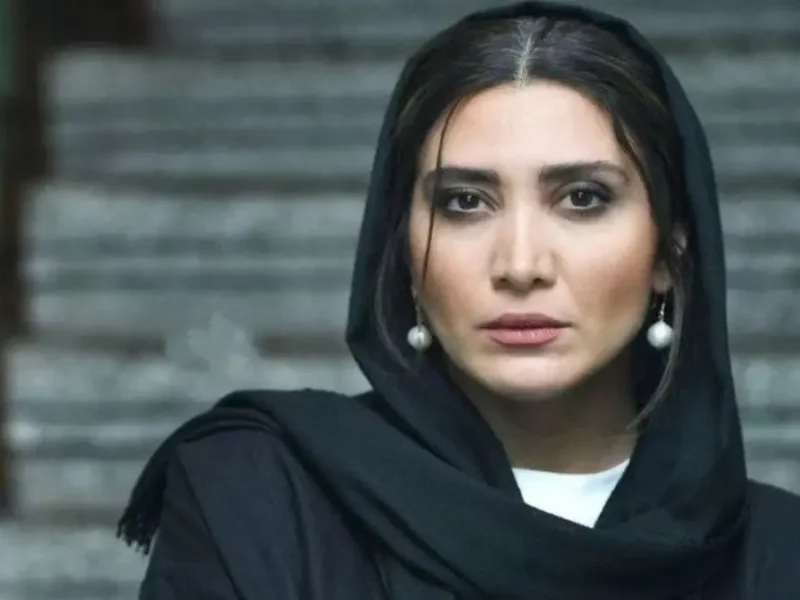تیپ و استایل «نیکی مظفری» در نمایشگاه برادر گلشیفته فراهانی