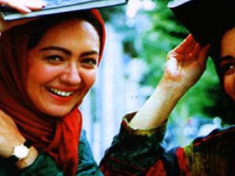 آتیلا پسیانی و نیکی کریمی در نمایی از فیلم دو زن؛ سال 77