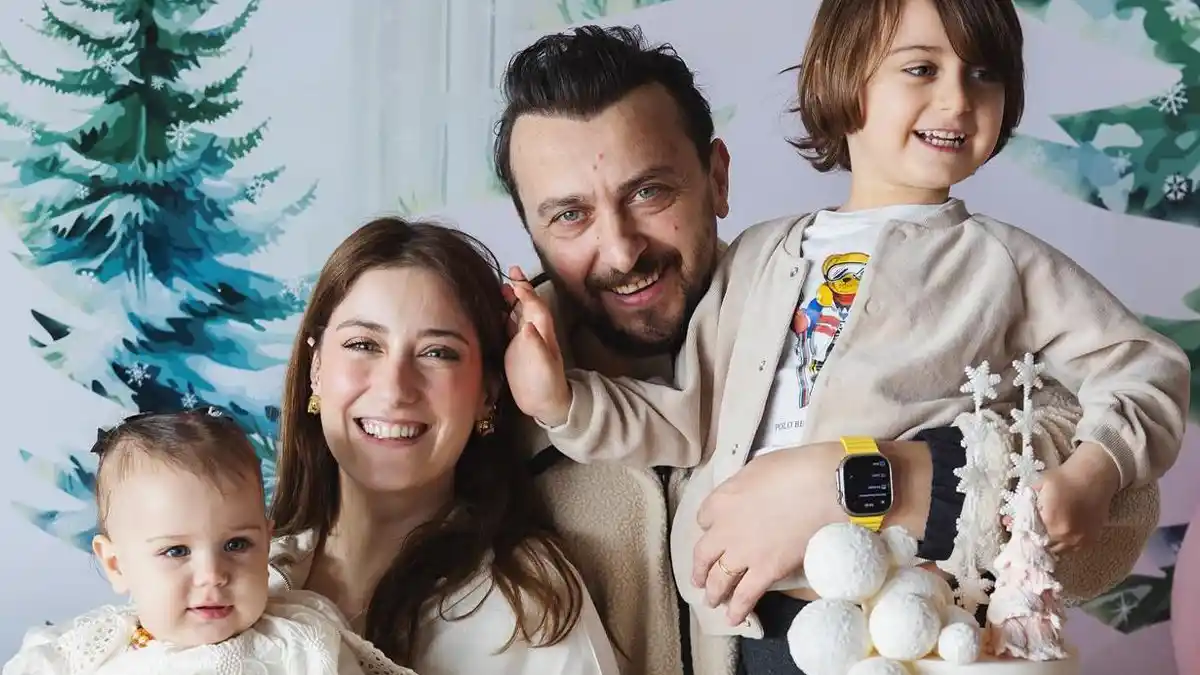 تصاویر جدید هازال کایا بازیگر عشق ممنوع به همراه دخترش کنار دریا