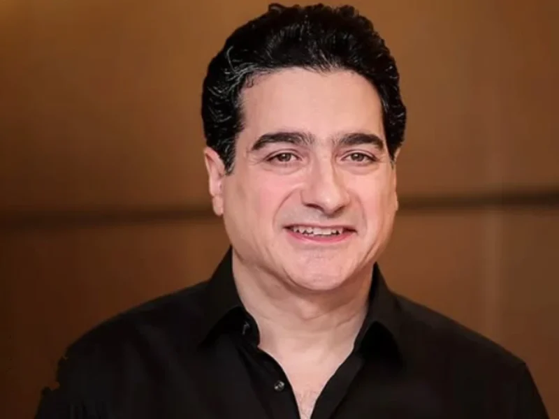 همایون شجریان در اختتامیه «جشنواره ۲۵»؛ استایل تمام مشکی او توجه ها را جلب کرد