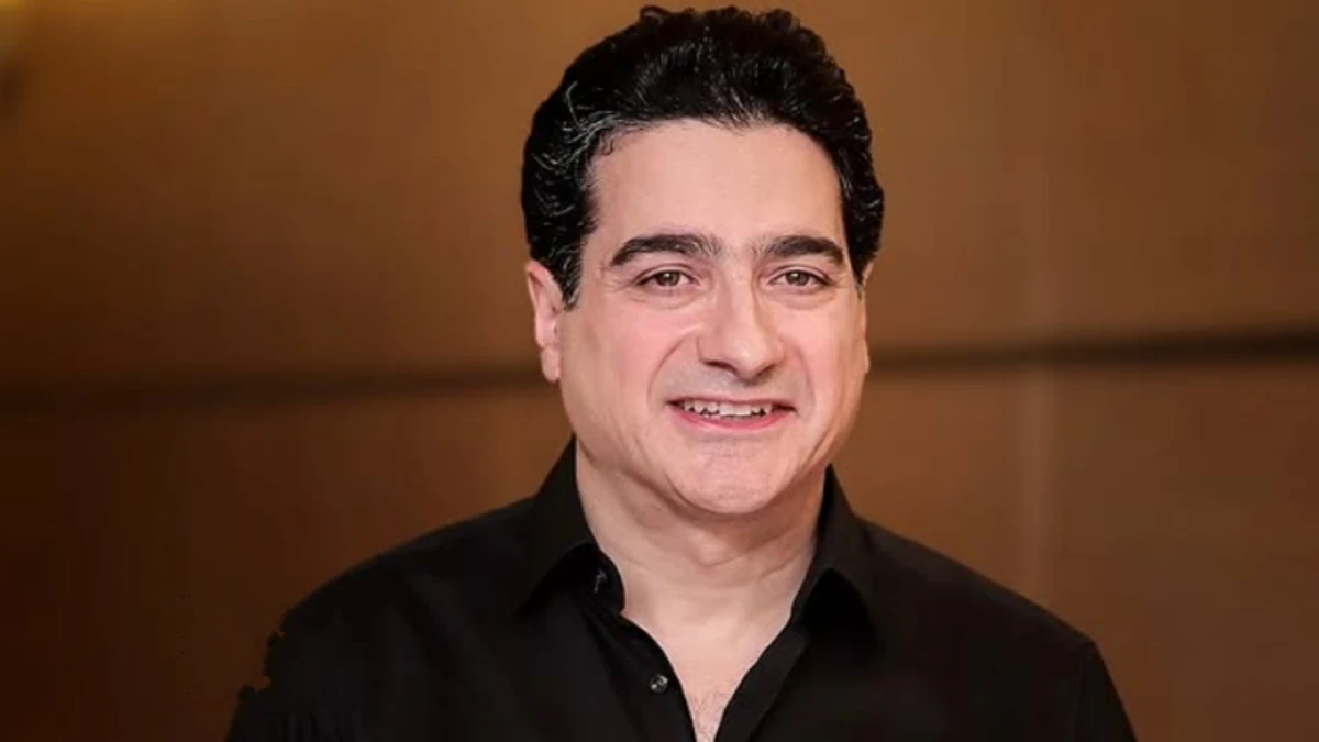 همایون شجریان در اختتامیه «جشنواره ۲۵»؛ استایل تمام مشکی او توجه ها را جلب کرد