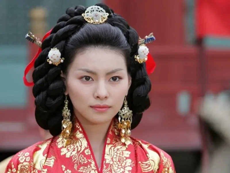 عکس از چهره «یی‌جی، همسر موهیول» امپراتور بادها جشن تولد 42 سالگی