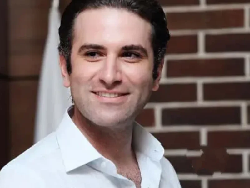 هوتن شکیبا و الهه حصاری در کنار بهرام افشاری