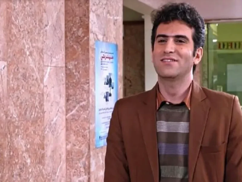 چهره دوست داشتنی هوتن شکیبا در نقش «حبیب نقوی» در سریال لیسانسه‌ها