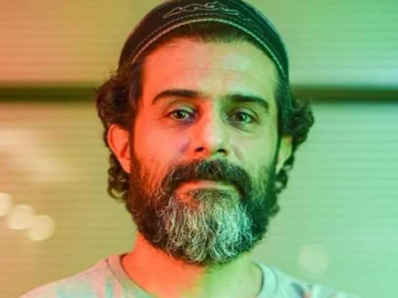 ژست عجیب وحید رهبانی در اکران فیلم یادگار جنوب