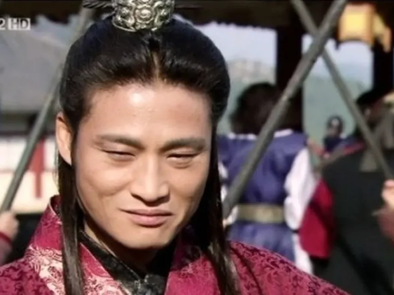 بازیگر نقش ساگا در سریال امپراتور بادها در 55 سالگی