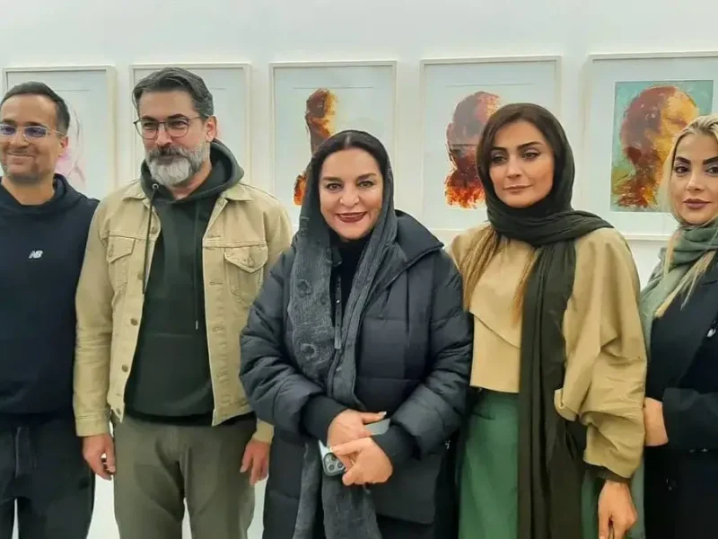 استایل جذاب هنرمندان در نمایشگاه نقاشی پارسا پیروزفر در کنار تهمینه میلانی