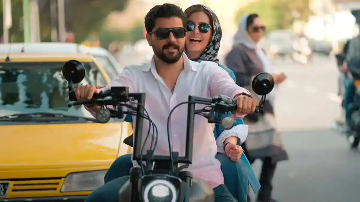تصاویر پردیس احمدیه و سینا مهراد سوار بر موتور در سریال از یاد رفته