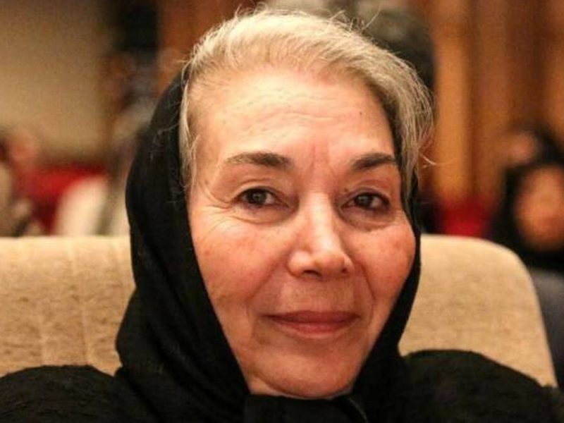 «پروانه معصومی» در حال باغبانی؛ دهه 80