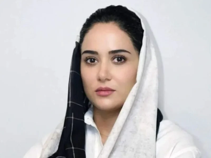 عکسی جنجالی از پریناز ایزدیار وقتی حواسش نبود، در جشنواره کن شکار شد