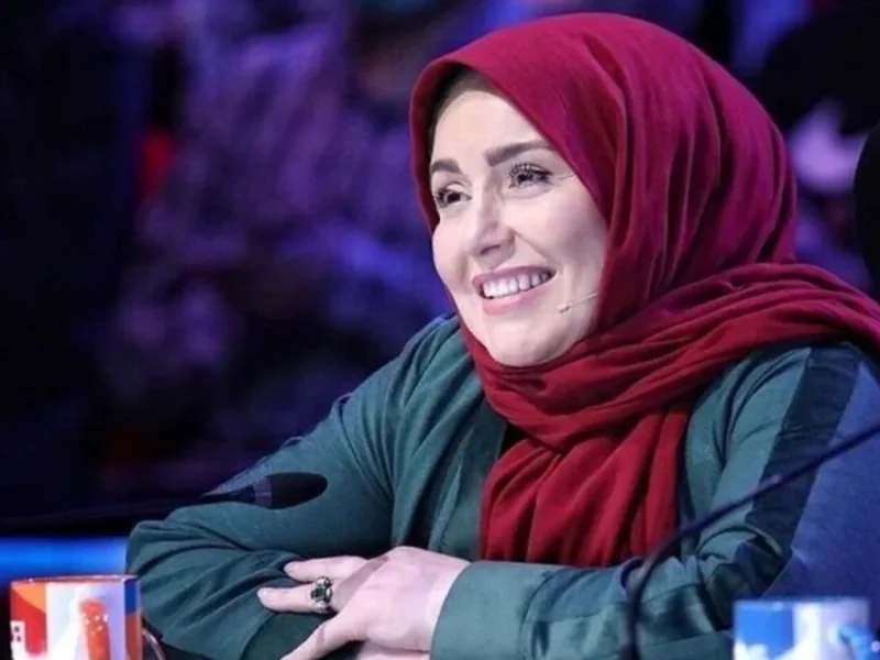 عکس شب یلدا ۱۴۰۴: ژاله صامتی، با کلاه و موهای فرفری یک سلفی و یک پیام خاص