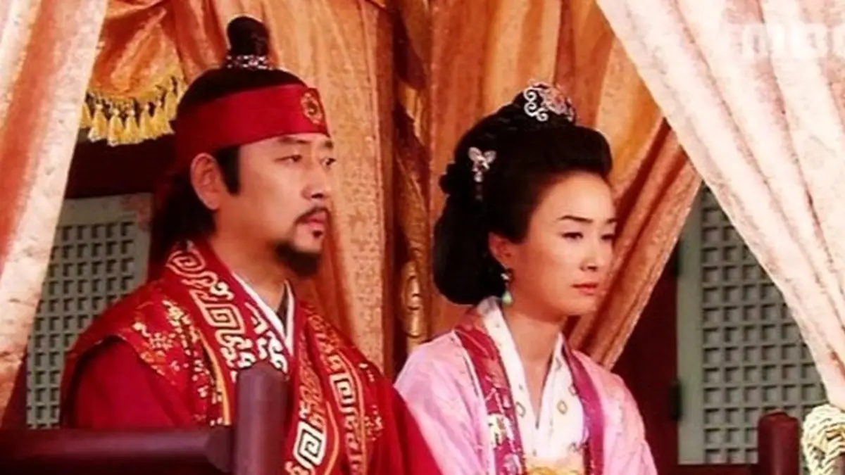 خبر روز | عکس یادگاری امپراتور گوموآ و ژنرال هموسو در پشتصحنه سریال جومونگ عکس یادگاری امپراتور گوموآ و ژنرال هموسو در پشتصحنه سریال جومونگ