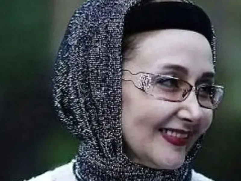 «کتایون ریاحی» در آغوش «حمیده خیرآبادی» در پشت‌صحنه «پدرسالار»