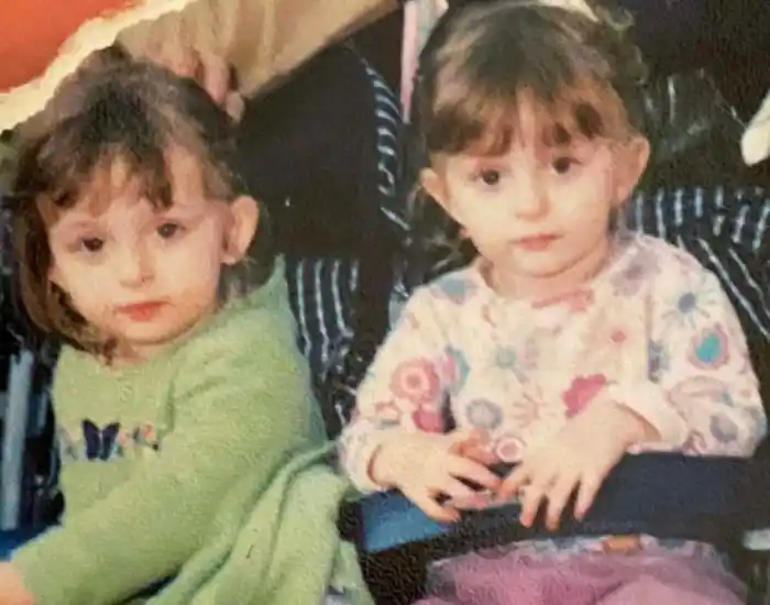 کودکی سارا و نیکا