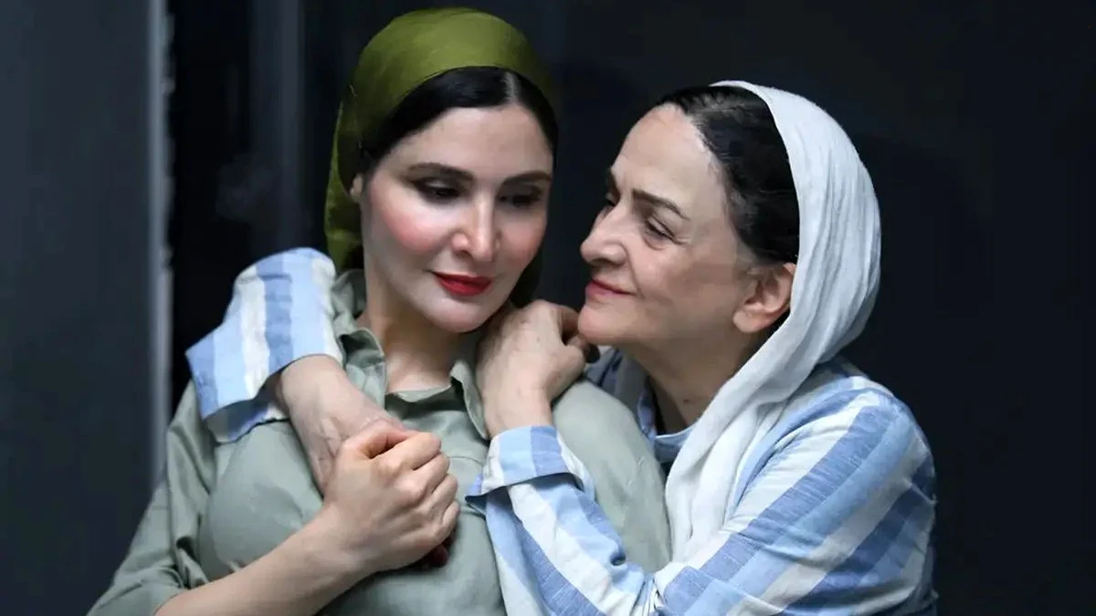 عکس صمیمی گلاب آدینه و دخترش نورا هاشمی در پشت صحنه نمایش هم این هم آن
