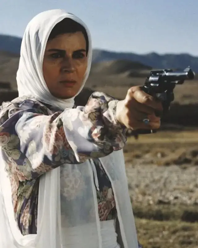 سفر در زمان | چهره «مارال» سریال آنام در ششمین فیلم سینمایی اش؛ سال ۶۹ گلچهرهسجادیه 1