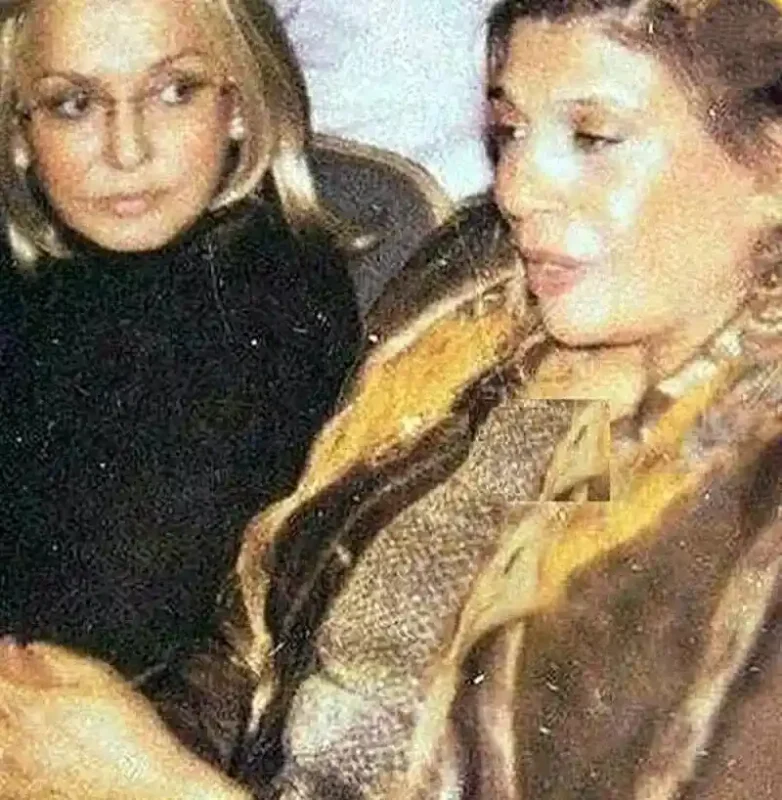 سفر در زمان؛ عکس اواخر دهۀ ۱۳۸۰ گوهر خیراندیش در کنار گوگوش در حال تماشای یک تئاتر 3 گوهرخیراندیش 1