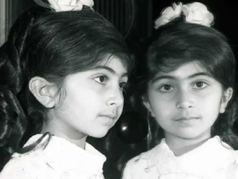 عکس قدیمی «جهانگیر فروهر» در حال صحبت با دخترش لیلا فروهر در دهه ۴۰