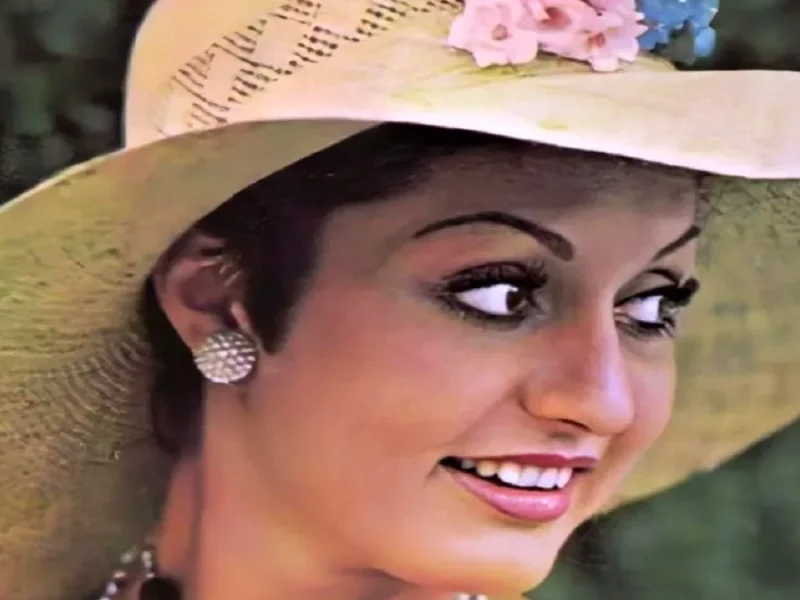 عکس فائقه آتشین گوگوش در حال نوازش یک آهو در 16 سالگی سال 1345