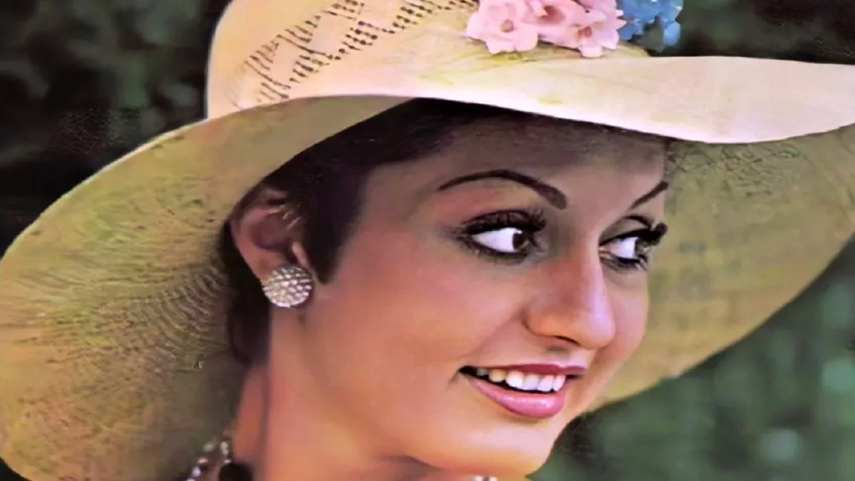 عکس فائقه آتشین گوگوش در حال نوازش یک آهو در 16 سالگی سال 1345