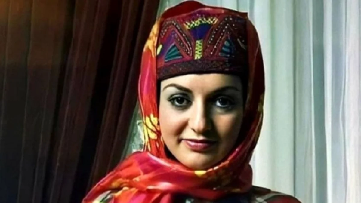 عکس گوگوش در حال خوانندگی در 9 سالگی و در کنار پدرش سال 1338