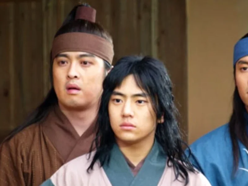 عکس بازیگر نقش شاهزاده یوری در سریال جومونگ را در کنار مادر واقعی اش 